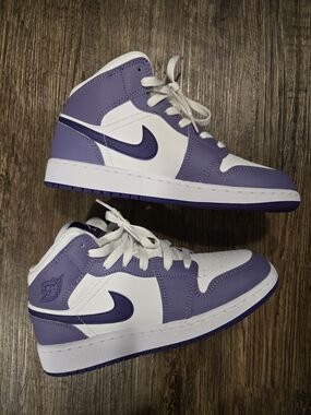 Jordan Kids High-Top Sneakers in Purple and White - SIZE  5Y